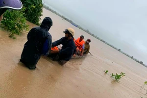 Giải cứu 15 người bị mắc kẹt do nước lũ bao vây
