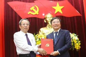 Trao quyết định điều động đồng chí Trương Hải Long giữ chức Phó Bí thư Tỉnh ủy Gia Lai