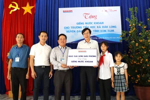 Báo SGGP tặng giếng khoan cho trường tiểu học ở xã biên giới