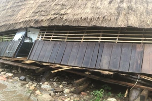 Nhà rông ở Kon Tum bị ngã đổ, 3 người may mắn thoát nạn