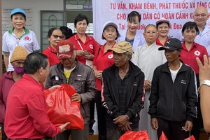 Hội Chữ thập đỏ quận Bình Thạnh cấp phát thuốc, tặng quà cho người dân đồng bào ở Gia Lai