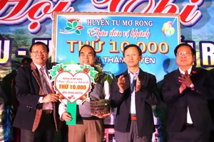 Tặng quốc bảo sâm Ngọc Linh cho vị khách du lịch thứ 10.000 đến Tu Mơ Rông