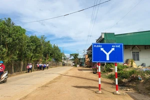 Gia Lai: Dự án đường vào làng Đê Kôn "đói" mặt bằng thi công