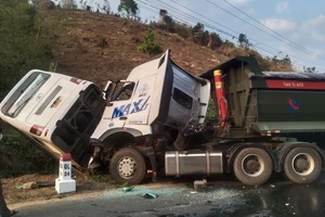 Kon Tum: Tai nạn giữa ô tô tải và xe khách, 23 người thương vong