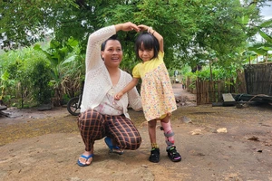 Mẹ Y Kiều Phương: Báo SGGP góp phần mang lại đôi chân lành lặn cho con