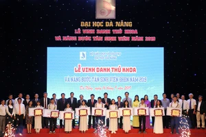 10 thủ khoa của Đại học Đà Nẵng và các trường thành viên được vinh danh