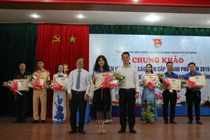 BTC trao giải nhất cho thí sinh Vũ Thị Thúy Hòa, Đoàn viên Chi đoàn giáo viên trường Phan Châu Trinh