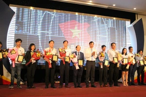 Ông Lê Trung Chinh, PCT UBND Đà Nẵng tôn vinh 38 doanh nghiệp chăm lo tốt đời sống người lao động năm 2019 