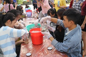 Sinh viên Đà Nẵng giao lưu với nghệ nhân làng nước Mắm Nam Ô