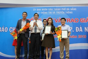 Ông Lê Trung Chinh trao các giải cho nhóm đề tài tuyên truyền về năm chủ đề 2019 “Năm tiếp tục đẩy mạnh thu hút đầu tư”