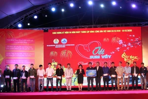 Nhiều suất quà tết được trao tặng cho người lao động nghèo khó tại Đà Nẵng