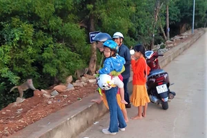 Một nam thanh niên bắt trộm khỉ con tại chùa Linh Ứng