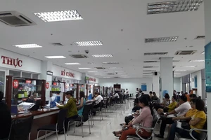Người dân đến làm thủ tục hành chính tại Trung tâm hành chính TP Đà Nẵng