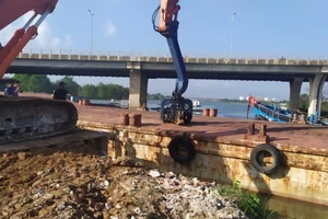 Công ty Cổ phần Cấp nước Đà Nẵng (Dawaco) khẩn trương triển khai thi công xây dựng công trình đập tạm ngăn mặn trên sông Cẩm Lệ với tổng chi phí 14 tỉ đồng