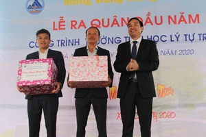 Ông Lê Trung Chinh, Phó Chủ tịch UBND TP Đà Nẵng đến dự lễ ra quân đầu năm tại công trình Trường tiểu học Lý Tự Trọng