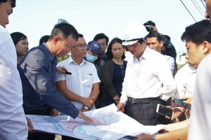 Ông Đặng Việt Dũng, Phó Chủ tịch UBND TP Đà Nẵng đi kiểm tra và xử lý ô nhiễm hồ Bàu Trảng