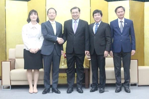 Chủ tịch UBND TP Đà Nẵng đề nghị Tổng Lãnh sự quán Hàn Quốc tại Đà Nẵng phối hợp chặt chẽ với UBND TP Đà Nẵng (đầu mối Sở Ngoại vụ) trong quá trình phòng chống dịch bệnh Covid-19