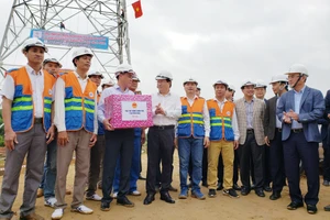 Phó Thủ tướng Trịnh Đình Dũng trao quà cho những kỹ sư, công nhân thuộc dự án đường dây 500 kV mạch 3 tại vị trí 791 thuộc địa phận xã Hòa Phú, huyện Hòa Vang, TP Đà Nẵng