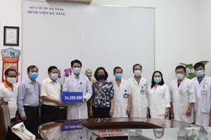 Hội Nhà báo thành phố Đà Nẵng vừa tổ chức trao tặng 30 triệu đồng và một số nhu yếu phẩm cho bệnh viện Đà Nẵng