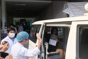 Bệnh nhân thứ 122 đã gửi lời cảm ơn đến các y bác sĩ Bệnh viện Đà Nẵng đã tận tình chữa bệnh cho mình trong thời gian qua