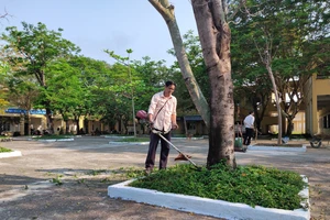 Thầy cô trường THPT Phạm Phú Thứ (TP Đà Nẵng) dọn dẹp vệ sinh trường học