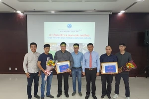 Ông Hồ Kỳ Minh, Phó Chủ tịch UBND TP Đà Nẵng trao thưởng cho 2 đơn vị đạt giải nhì cuộc thi thiết kế kiến trúc Chợ Cồn