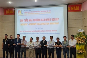 Ông Nguyễn Quang Thanh, giám đốc Sở TT-TT thành phố Đà Nẵng chứng kiến sự kiện nhà trường và doanh nghiệp ký biên bản ghi nhớ hợp tác tại trường VKU