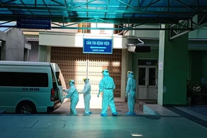 6 giờ ngày 24-7, nam bệnh nhân 57 tuổi ở Đà Nẵng 3 lần dương tính SARS-CoV-2, được chuyển sang Bệnh viện Đà Nẵng để điều trị