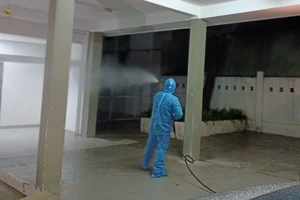 Phun hóa chất tại Bệnh viện C và Bệnh viện Đà Nẵng phòng chống Covid-19