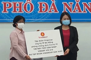 Bà Ngô Thị Kim Yến, giám đốc Sở Y tế Đà Nẵng tiếp nhận 100 máy thở xâm nhập VSMART VFS 510 của tập đoàn Vingroup