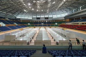 Bệnh viện dã chiến đặt tại Cung thể thao Tiên Sơn cơ bản hoàn thành phần lắp đặt khung, giường, sàn nhà