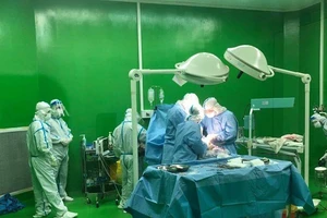 Bệnh viện dã chiến Hòa Vang đã phối hợp với các bác sĩ đến từ Bệnh viện Phụ sản Nhi Đà Nẵng tiến hành hội chẩn và đi đến quyết định mổ bắt con ngay trong đêm