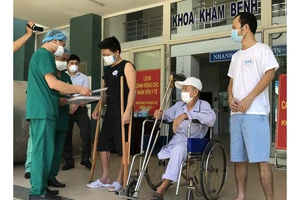 Các bệnh nhân nhận giấy ra viện tại Bệnh viện dã chiến Hoà Vang