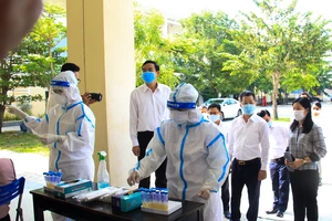 Lãnh đạo TP Đà Nẵng kiểm tra nơi xét nghiệm tại điểm thi trường THPT Võ Chí Công