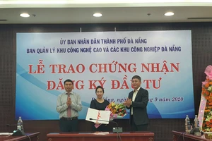 Đại diện lãnh đạo thành phố Đà Nẵng trao giấy chứng nhận đăng ký đầu tư cho nhà đầu tư