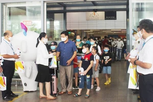 Tại Sân bay quốc tế Đà Nẵng, Đại diện Sở Du lịch Đà Năng tặng quà cho đoàn du khách đầu tiên trở lại du lịch thành phố sau dịch Covid-19