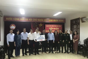 Ông Lê Trung Chinh trao tiền ủng hộ của thành phố Đà Nẵng cho tỉnh Hà Tĩnh khắc phục hậu quả do thiên tai gây ra