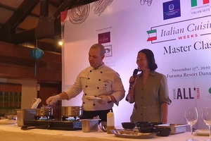 Đầu bếp hàng đầu Ý chế biến món ăn nổi tiếng của Ý tại sự kiện