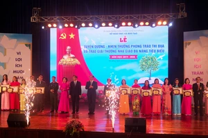 Chủ tịch UBND thành phố Huỳnh Đức Thơ, Phó Chủ tịch Thường trực UBND thành phố Lê Trung Chinh trao tặng giải thưởng Nhà giáo Đà Nẵng tiêu biểu năm 2020