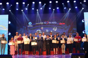 21 cá nhân, tập thể tiêu biểu được UBND TP Đà Nẵng trao biểu trưng của TP Đà Nẵng, báo Tuổi Trẻ trao giấy chứng nhận và quà tặng 