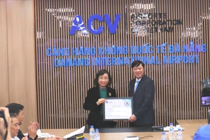 Giám đốc Sở Y tế Đà Nẵng Ngô Thị Kim Yến trao chứng nhận cho lãnh đạo Cảng Hàng không Quốc tế Đà Nẵng