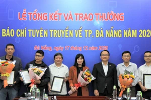 Các tác giả nhận giải đề tài tuyên truyền về Năm chủ đề 2020 của thành phố Đà Nẵng là “Năm tiếp tục đẩy mạnh thu hút đầu tư”