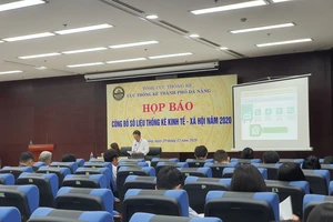 Ông Trần Văn Vũ, Cục trưởng Cục Thống kê Đà Nẵng thông báo một số vấn đề cơ bản về tình hình kinh tế - xã hội năm 2020 