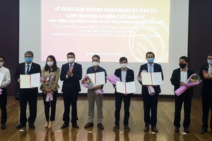 Phó Chủ tịch Thường trực UBND TP Đà Nẵng Hồ Kỳ Minh trao 6 Giấy Chứng nhận đăng ký đầu tư và 1 chủ trương nghiên cứu đầu tư cho các doanh nghiệp
