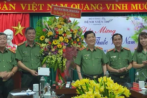 Thượng tướng Nguyễn Văn Sơn tặng quà cho Bệnh viện 199 nhân kỷ niệm 66 năm Ngày Thầy thuốc Việt Nam