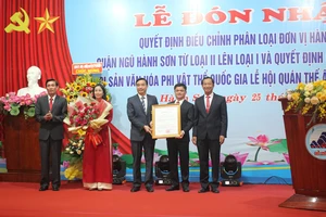 Ông Lê Trung Chinh, Chủ tịch UBND TP Đà Nẵng trao Quyết định đơn vị hành chính loại I