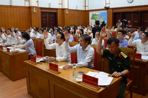 Các đại biểu biểu quyết thông qua chương trình hội nghị