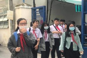 Học sinh Trường THCS Trưng Vương mang khẩu trang khi đến trường học