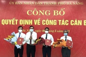 Ông Lê Trung Chinh, Chủ tịch UBND TP Đà Nẵng trao quyết định công tác cán bộ