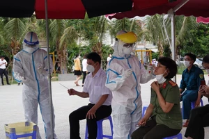 Trung tâm Y tế quận Sơn Trà lấy mẫu xét nghiệm Covid-19 cho lực lượng tham gia phòng, chống dịch trên địa bàn